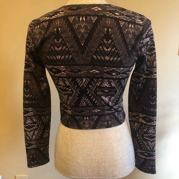 HOLLISTER Tribal Crop Top - Picture 2 of 9